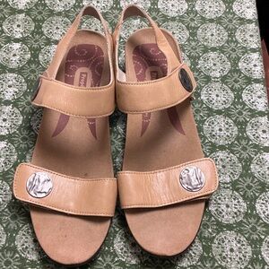 Propet Tan Leather Sandals with Silver Accents Womens Sz 9.5